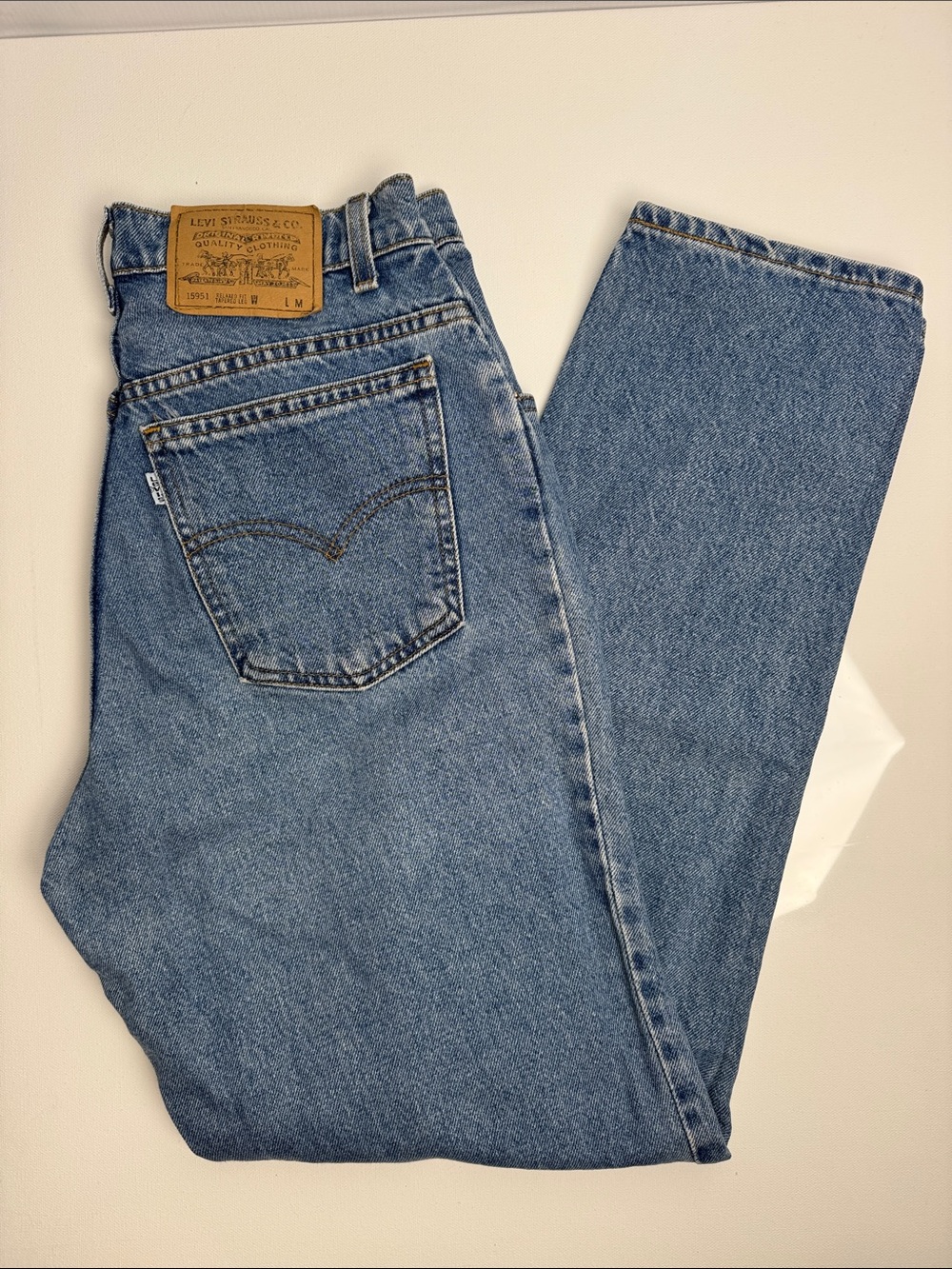 Vintage Levi’s 951 White Tab Jeans Relaxed Fit Tapered Leg Women’s USA Made 90s